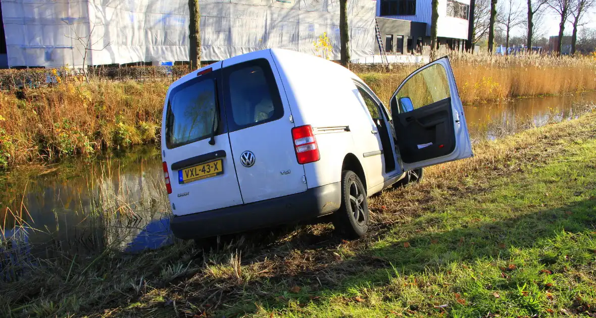 Pakketbezorger klapt op bestelauto - Foto 4