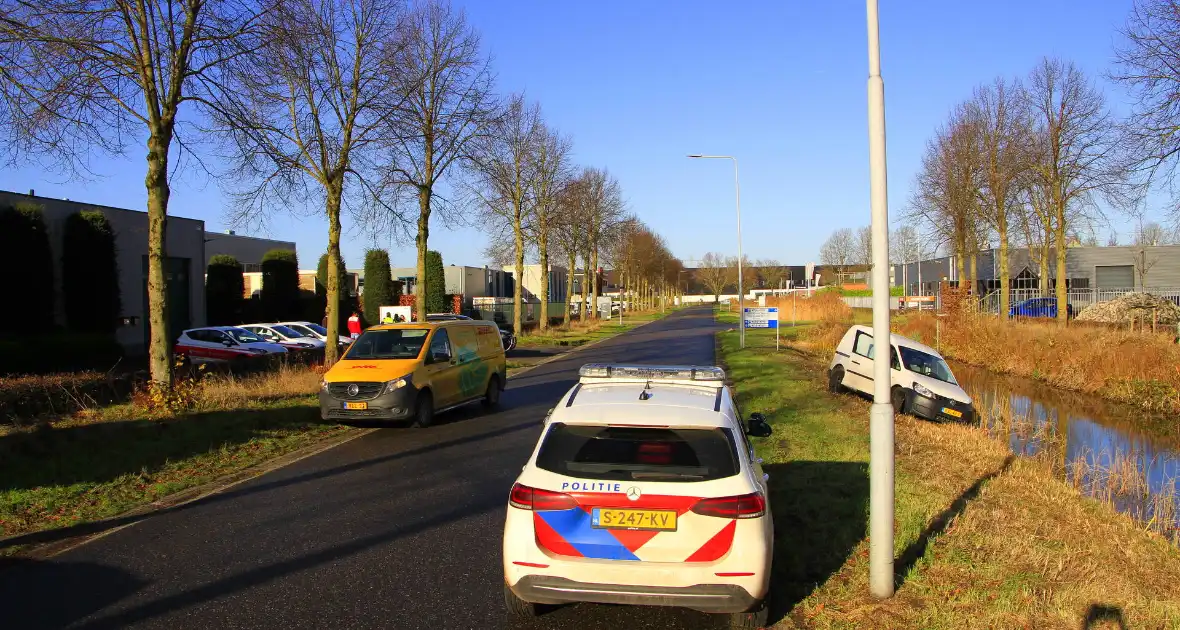 Pakketbezorger klapt op bestelauto - Foto 5