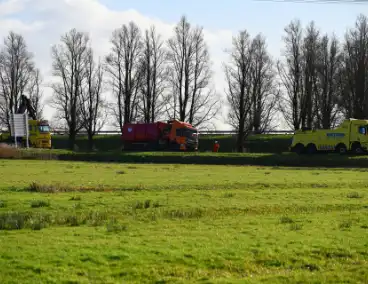 Vrachtwagen komt vast te zitten in weiland