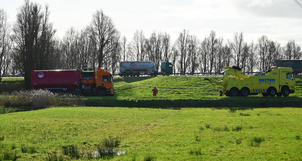 Vrachtwagen komt vast te zitten in weiland - Foto 1