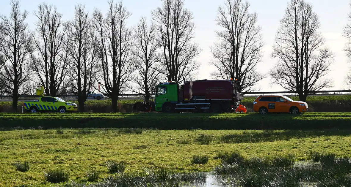 Vrachtwagen komt vast te zitten in weiland - Foto 2