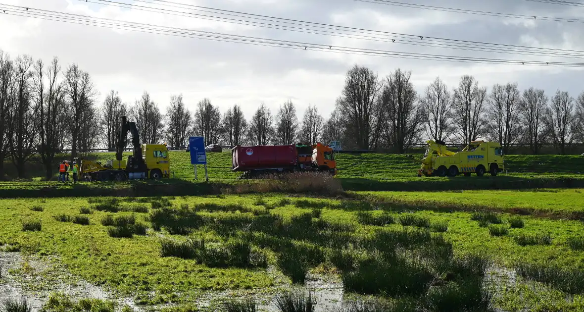 Vrachtwagen komt vast te zitten in weiland - Foto 3