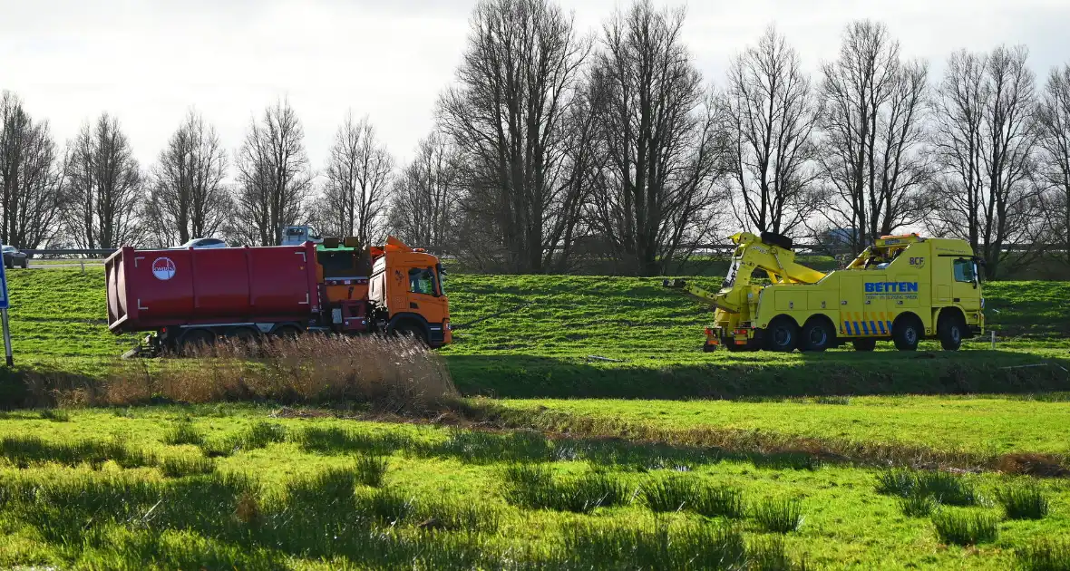 Vrachtwagen komt vast te zitten in weiland - Foto 4