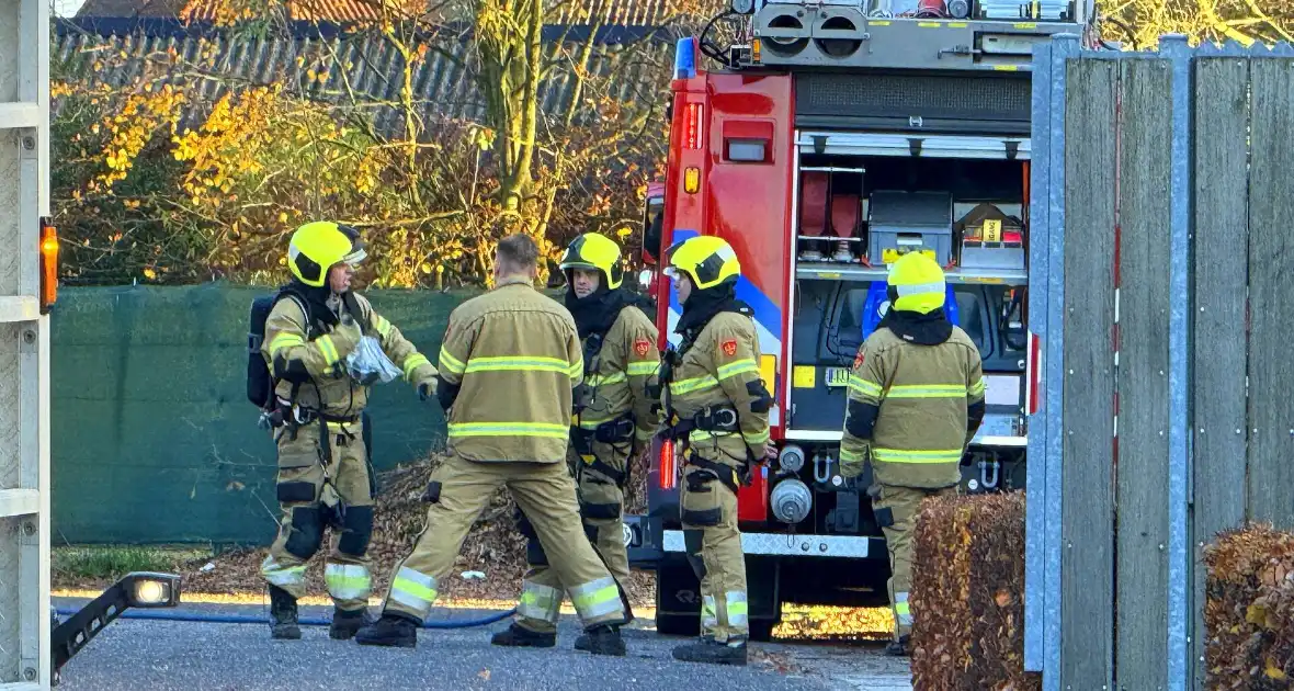 Brandweer blust brand in afzuiging