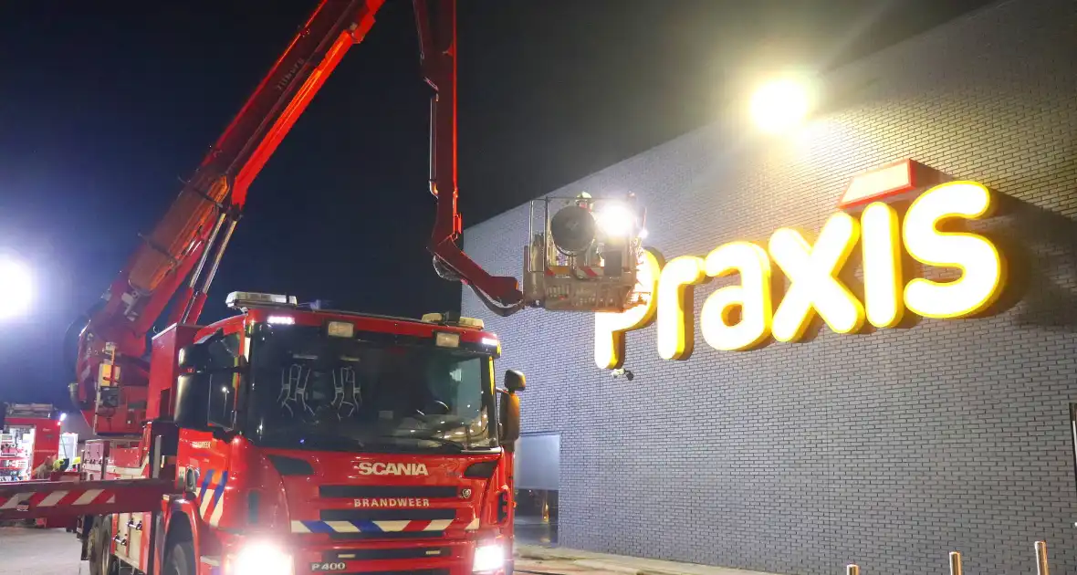 Brandweer ramt deur van bouwmarkt open wegens rookontwikkeling - Foto 3