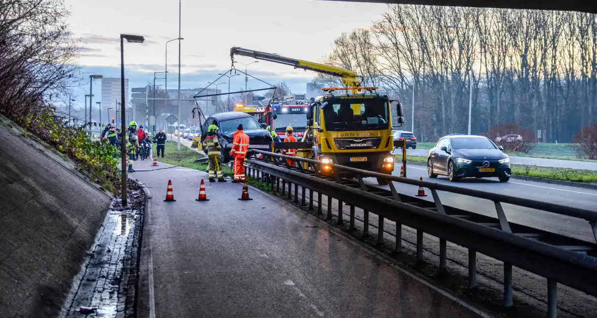 Flinke schade nadat auto op vangrail botst