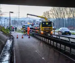 Flinke schade nadat auto op vangrail botst