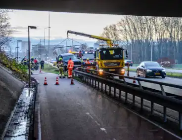 Flinke schade nadat auto op vangrail botst