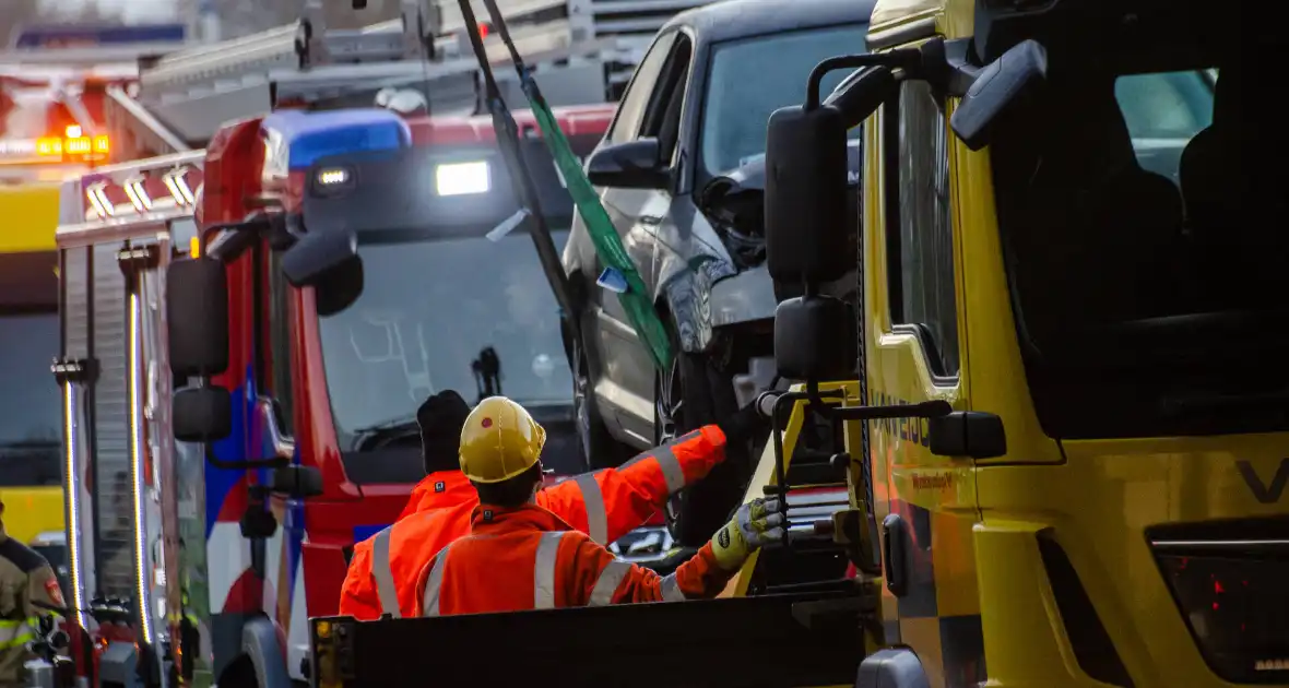 Flinke schade nadat auto op vangrail botst - Foto 10