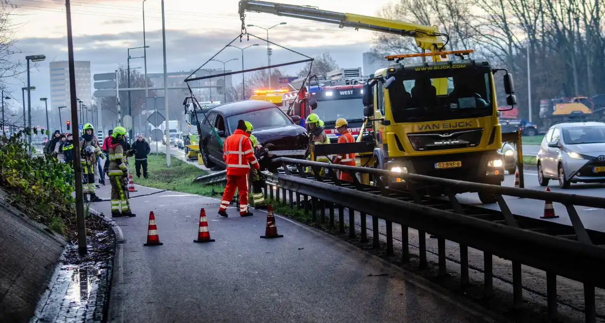 Flinke schade nadat auto op vangrail botst - Foto 2