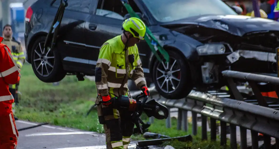 Flinke schade nadat auto op vangrail botst - Foto 3