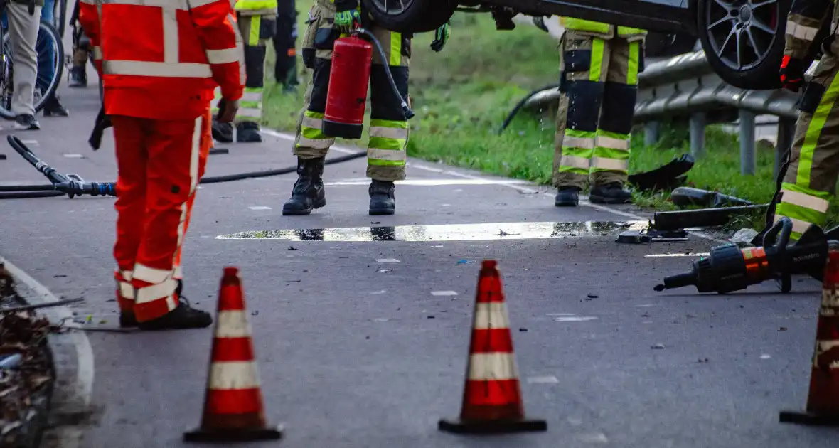 Flinke schade nadat auto op vangrail botst - Foto 4