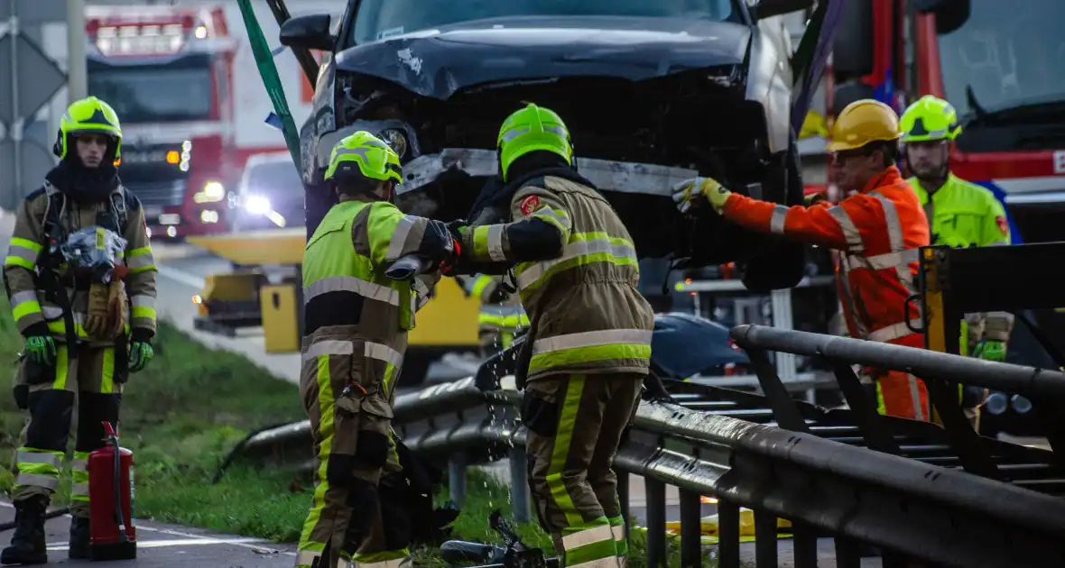 Flinke schade nadat auto op vangrail botst - Foto 5