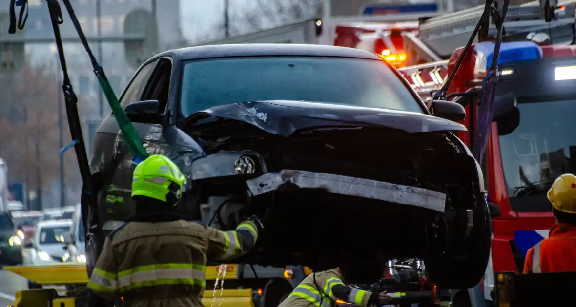 Flinke schade nadat auto op vangrail botst - Foto 6