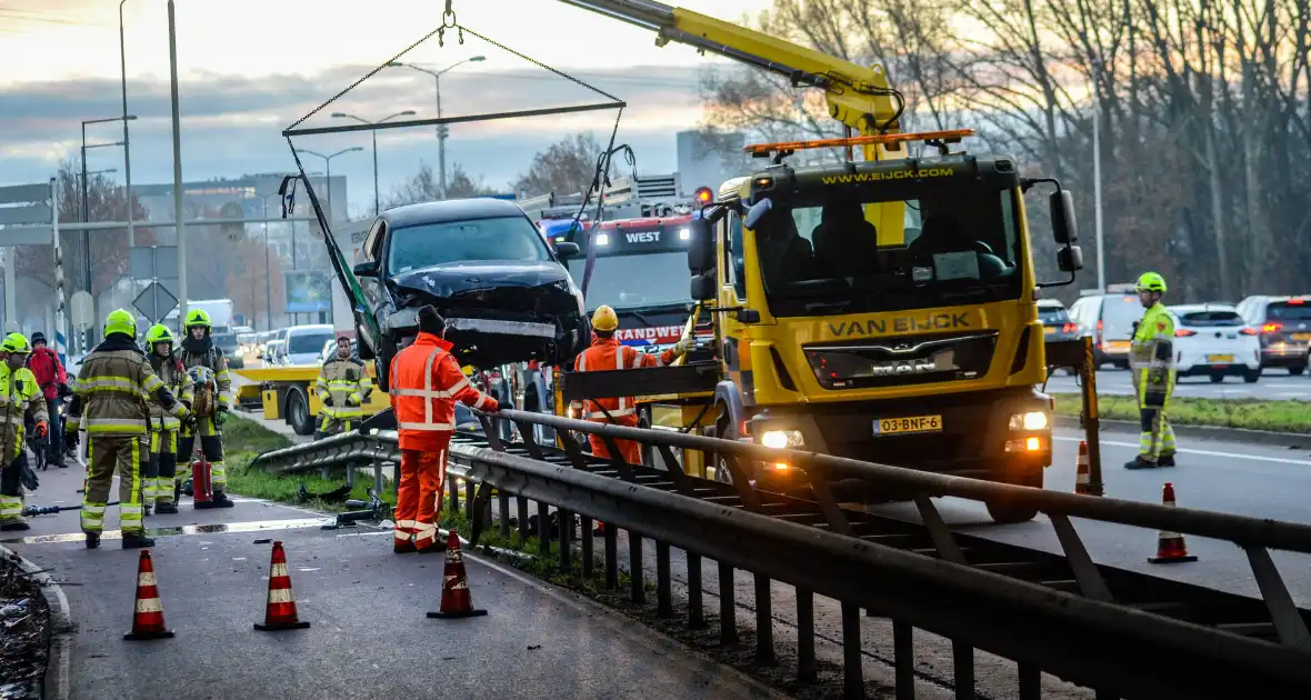 Flinke schade nadat auto op vangrail botst - Foto 7