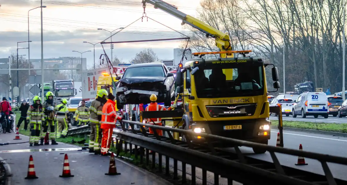 Flinke schade nadat auto op vangrail botst - Foto 8