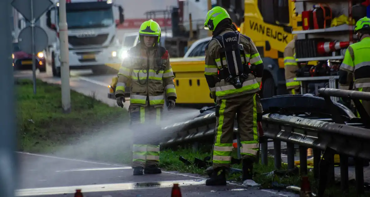 Flinke schade nadat auto op vangrail botst - Foto 9