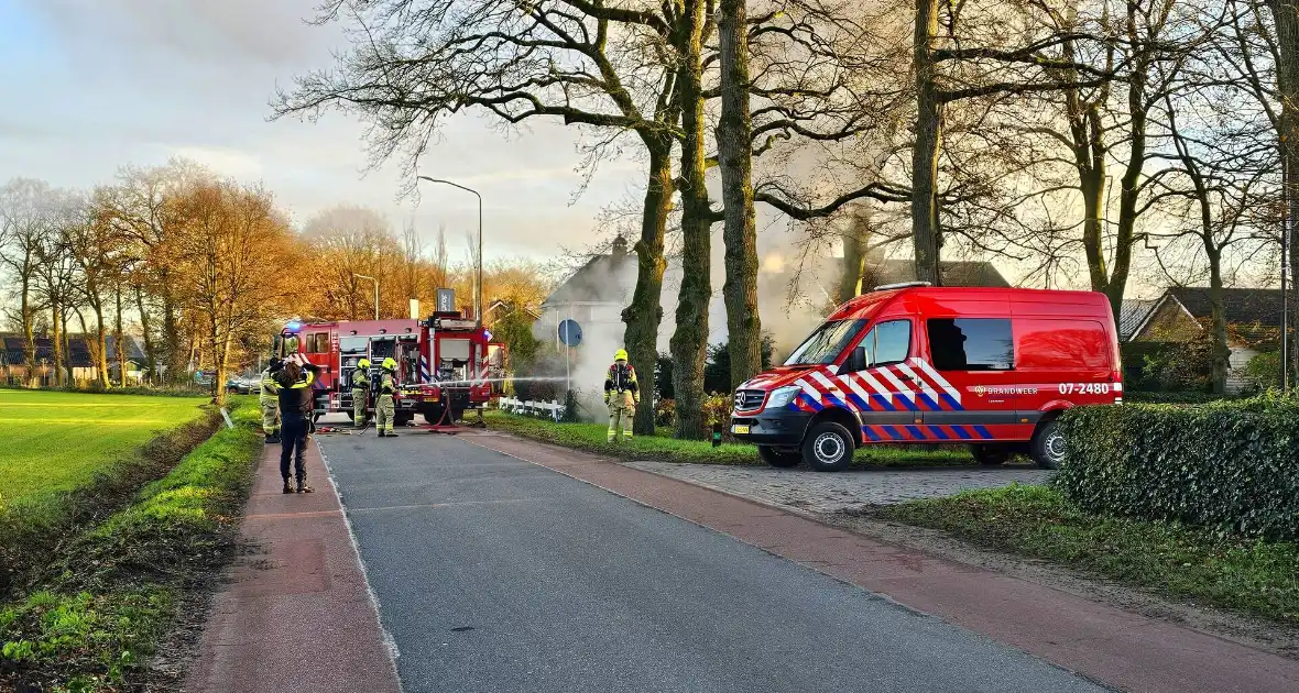 Brandweer blust brand in elektriciteitskast