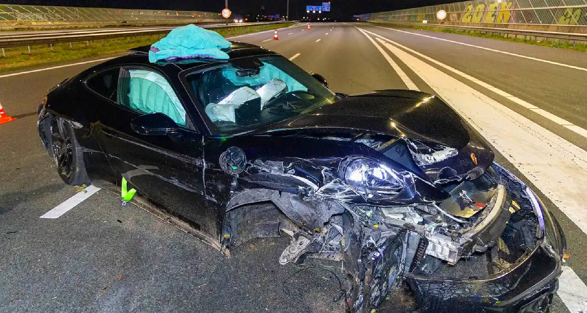 Peperdure bolide met prijskaart van 220 000 crasht - Foto 13