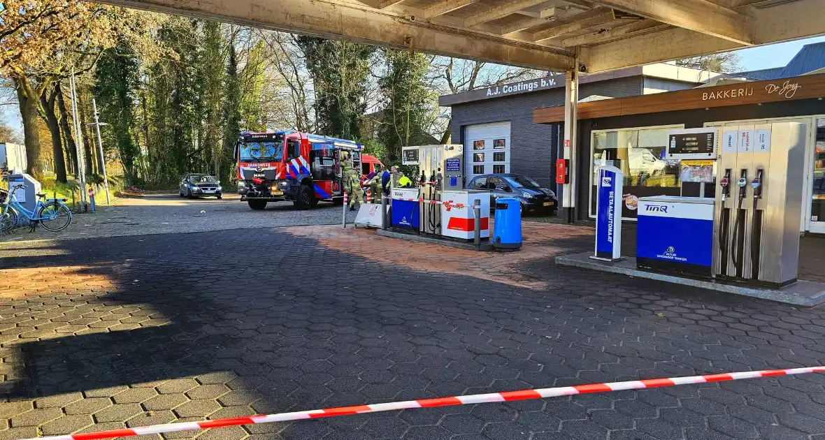 Personenauto rijdt weg met tankslang nog in auto