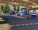 Personenauto rijdt weg met tankslang nog in auto