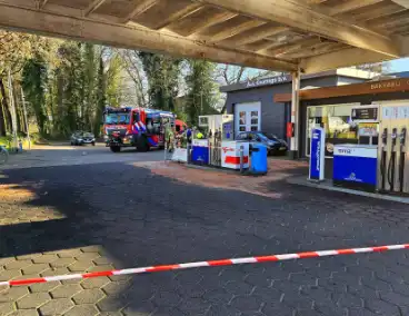 Personenauto rijdt weg met tankslang nog in auto