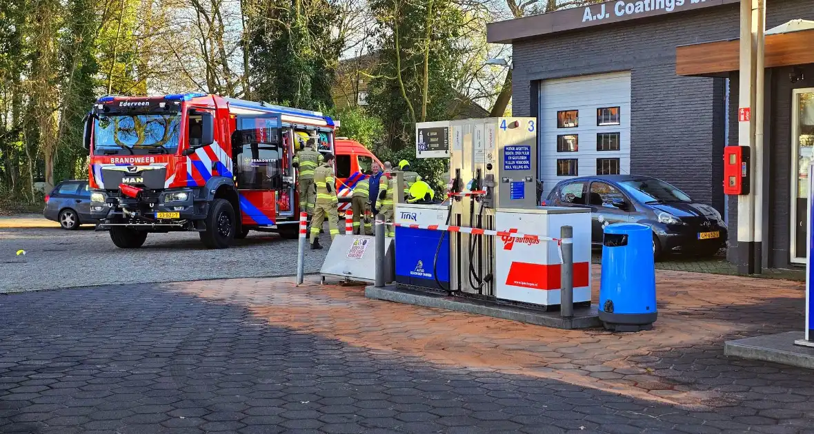 Personenauto rijdt weg met tankslang nog in auto - Foto 1