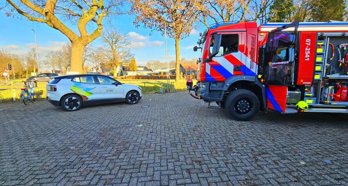 Personenauto rijdt weg met tankslang nog in auto - Foto 2