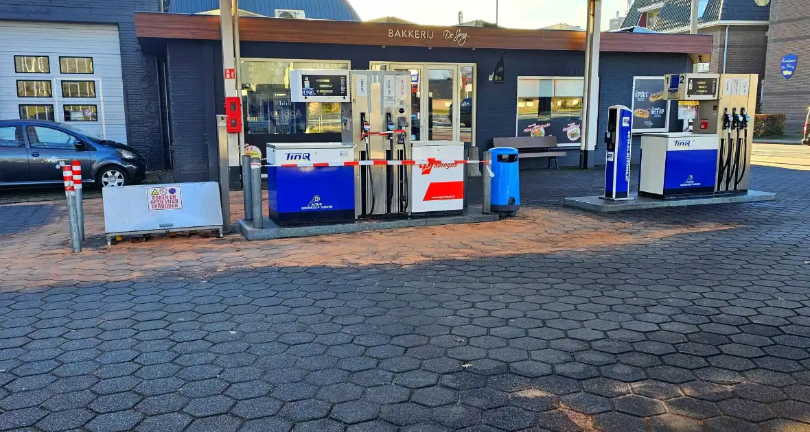 Personenauto rijdt weg met tankslang nog in auto - Foto 3