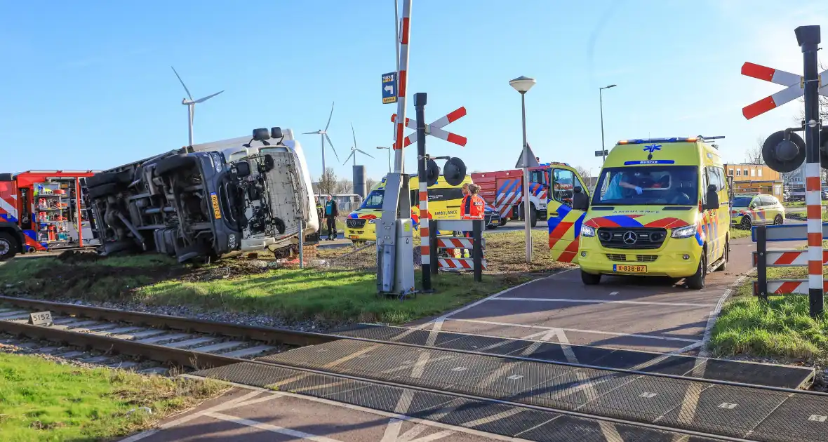 Vrachtwagen gekanteld bij aanrijding met personenauto