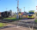 Vrachtwagen gekanteld bij aanrijding met personenauto