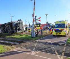 Vrachtwagen gekanteld bij aanrijding met personenauto