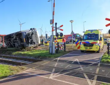 Vrachtwagen gekanteld bij aanrijding met personenauto