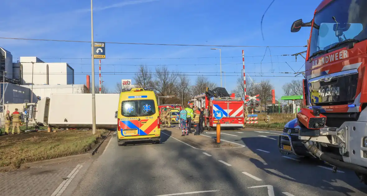 Vrachtwagen gekanteld bij aanrijding met personenauto - Foto 1