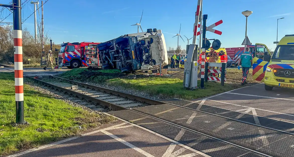 Vrachtwagen gekanteld bij aanrijding met personenauto - Foto 10