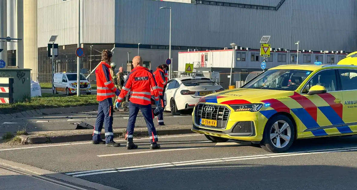 Vrachtwagen gekanteld bij aanrijding met personenauto - Foto 11