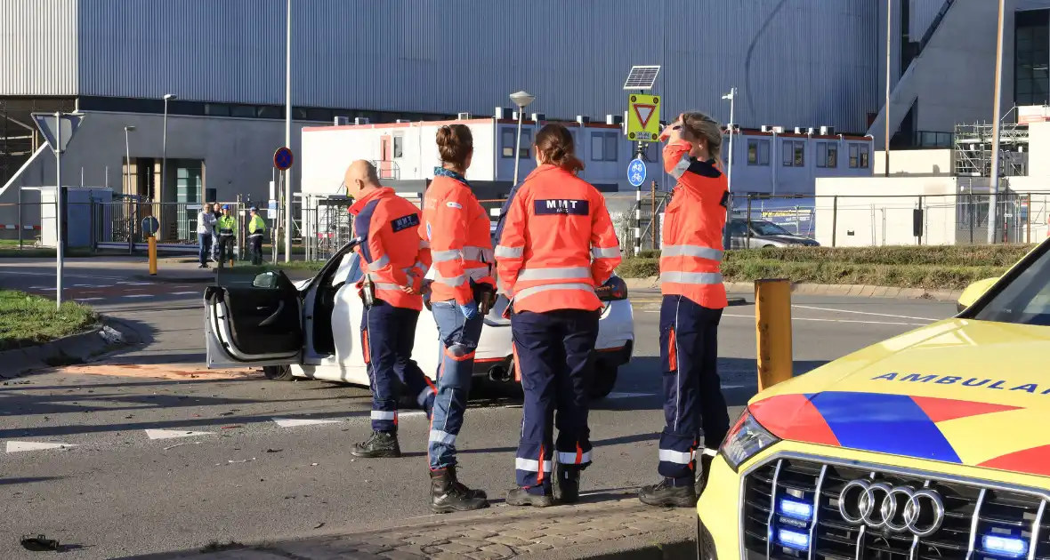 Vrachtwagen gekanteld bij aanrijding met personenauto - Foto 2