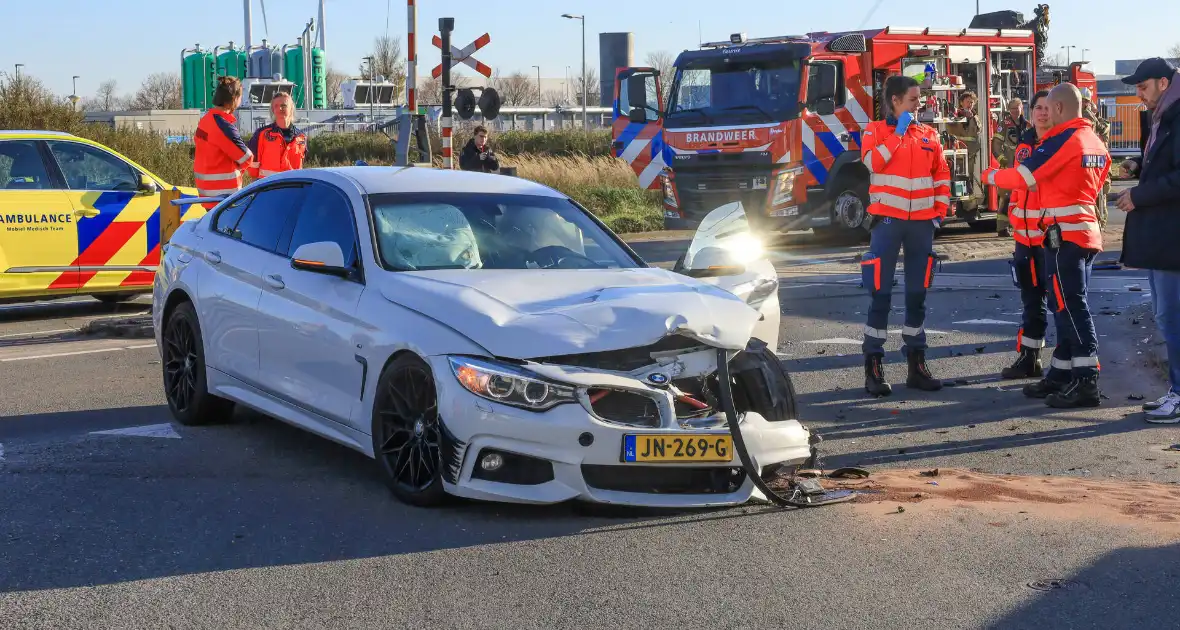 Vrachtwagen gekanteld bij aanrijding met personenauto - Foto 3