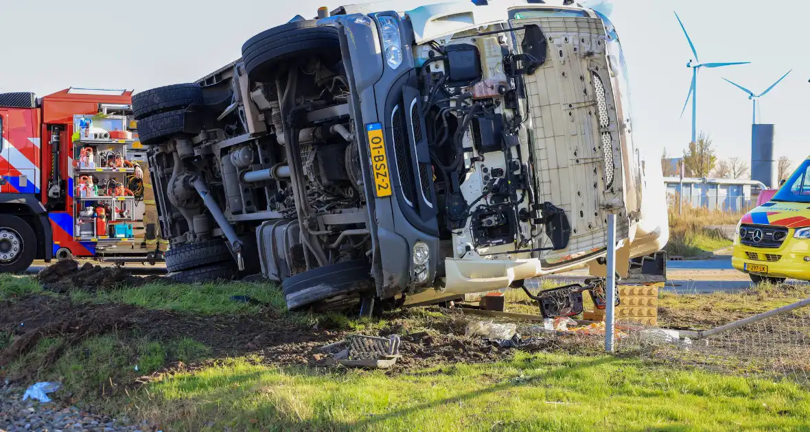 Vrachtwagen gekanteld bij aanrijding met personenauto - Foto 4