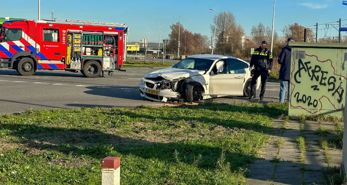 Vrachtwagen gekanteld bij aanrijding met personenauto - Foto 5