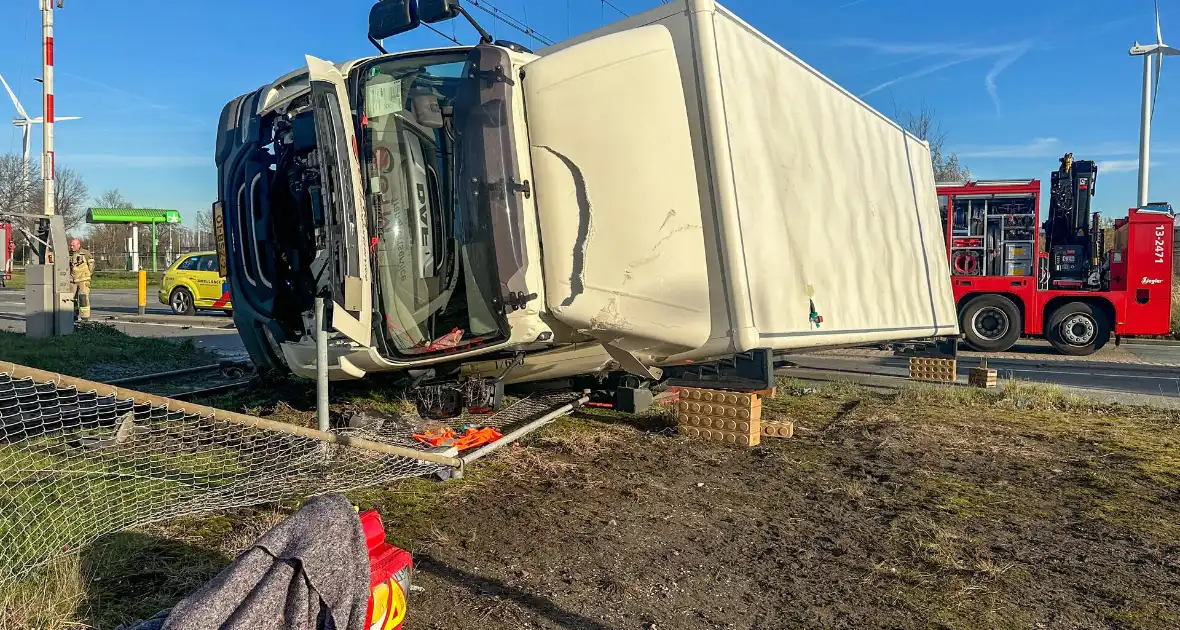 Vrachtwagen gekanteld bij aanrijding met personenauto - Foto 6