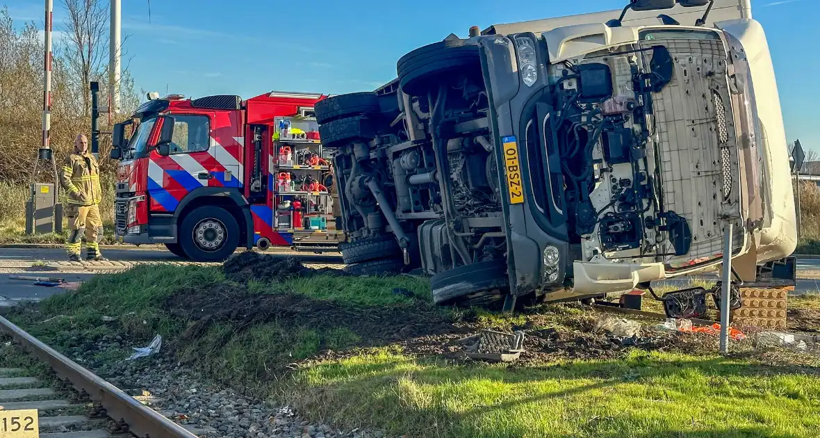 Vrachtwagen gekanteld bij aanrijding met personenauto - Foto 7