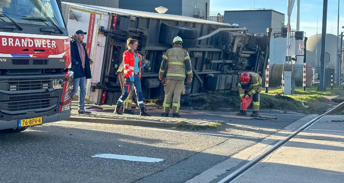 Vrachtwagen gekanteld bij aanrijding met personenauto - Foto 8