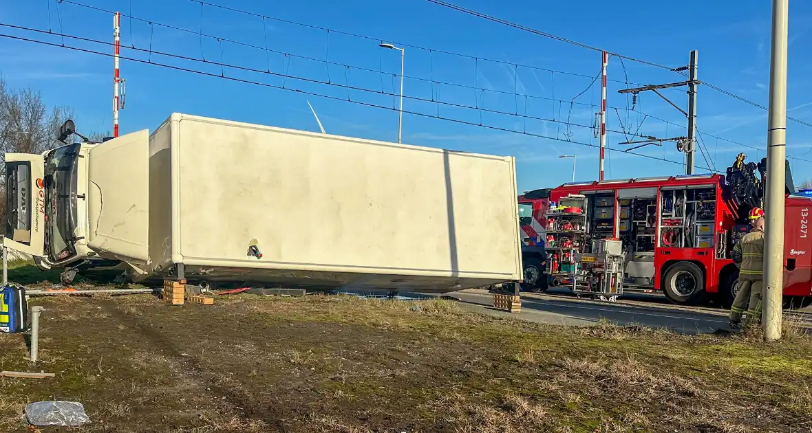 Vrachtwagen gekanteld bij aanrijding met personenauto - Foto 9