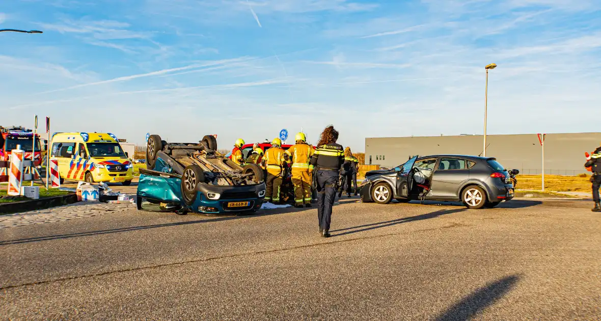 Auto komt op de kop terecht bij aanrijding met andere auto