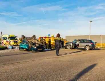 Auto komt op de kop terecht bij aanrijding met andere auto