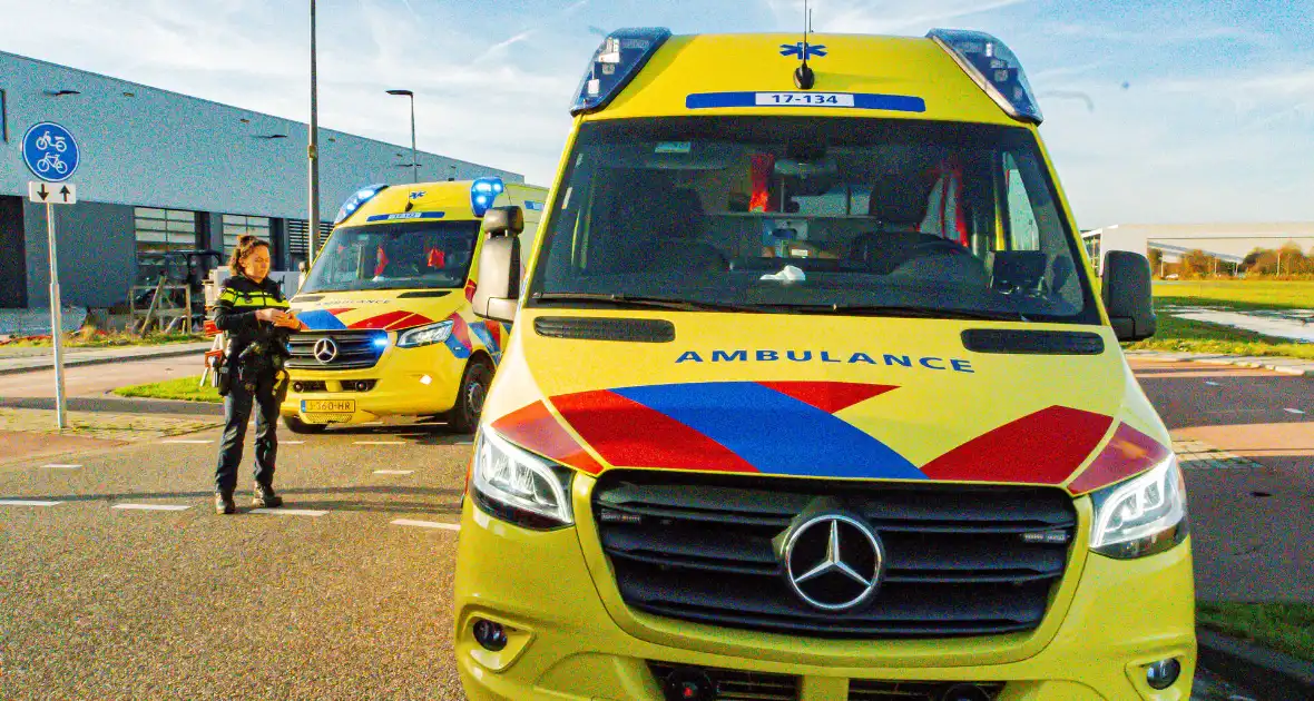 Auto komt op de kop terecht bij aanrijding met andere auto - Foto 1