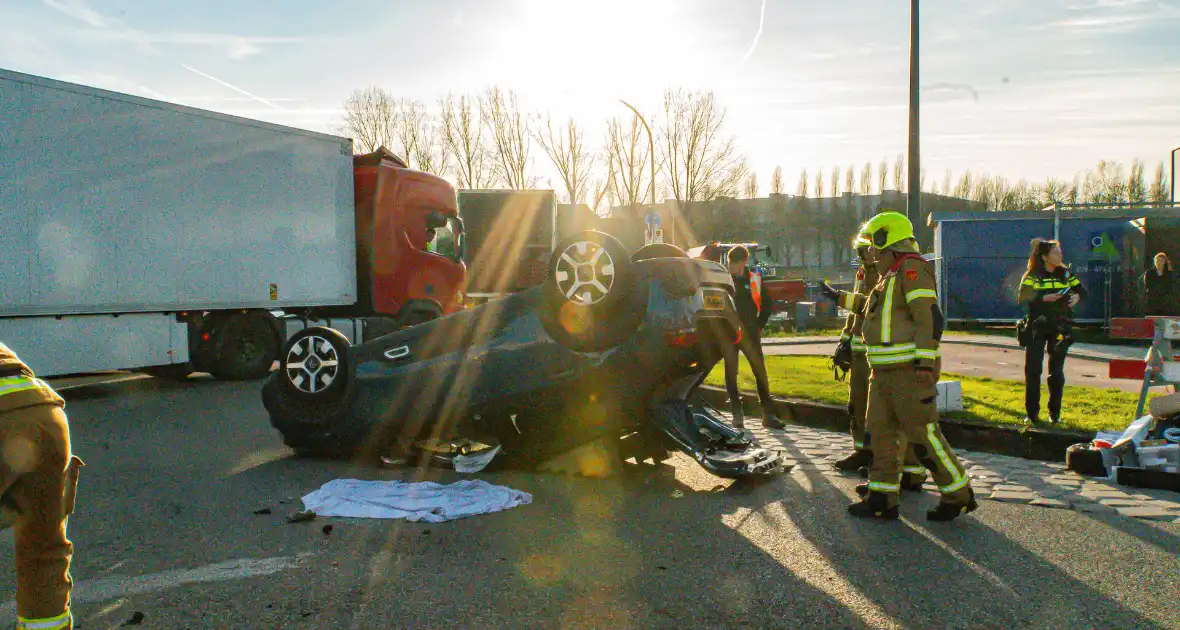 Auto komt op de kop terecht bij aanrijding met andere auto - Foto 2