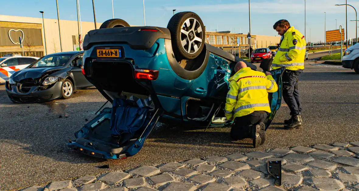 Auto komt op de kop terecht bij aanrijding met andere auto - Foto 3