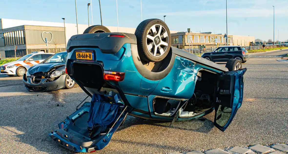 Auto komt op de kop terecht bij aanrijding met andere auto - Foto 4